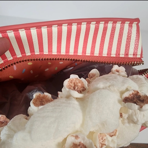 2024 Disney Parks Eats Snacks Popcorn Box Crossbody Bag Purse New - Picture 4 of 4